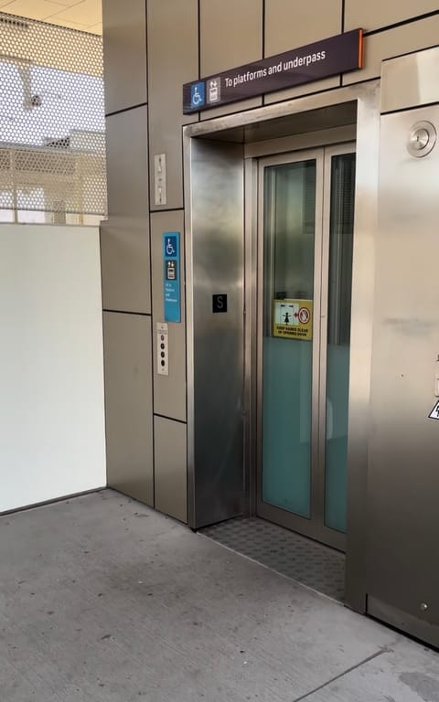 The lift signed "To platforms and underpass", with wheelchair and lift symbols beside the door